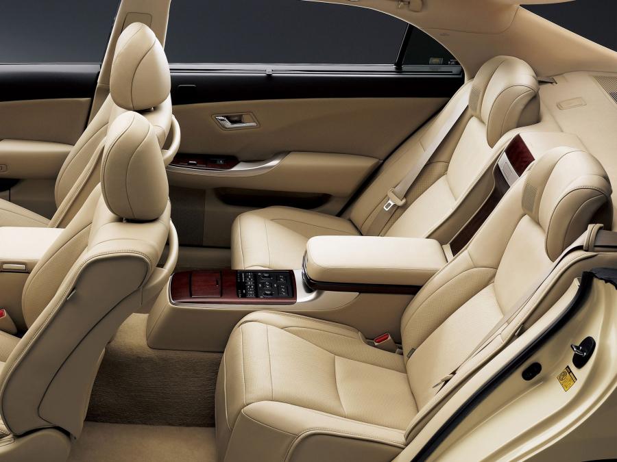  Toyota Crown Majesta 2009 года  (фото 11 из 21)